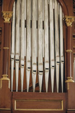 Müziği, ibadeti ve geleneği temsil eden süslü ahşap kaplama ve altın detaylarla eski boru borularına yakından bakın.
