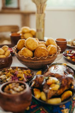 Pampushky, kızarmış kümes hayvanları ve turşulu mantarlar da dahil olmak üzere otantik Ukrayna yemeklerini sunan kırsal masa.