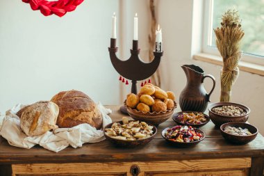 Ekmek, varenyky ve pampushky gibi geleneksel Ukrayna yemeklerinden oluşan şenlikli bir düzenleme sergiliyor.