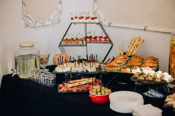 Bir etkinlik için aperatifler, sandviçler, peynirler ve içeceklerden oluşan açık büfe masası.