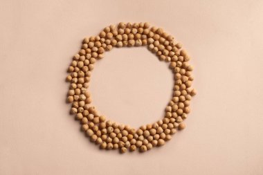 Çiğ organik nohut tohumu çelengi. Legume fasulyeleri yuvarlak çerçeve. Sağlıklı vejetaryen keto diyet gıda geçmişi, vejetaryen diyet konsepti, vegan protein. Beslenme çemberi diyagramını dengele