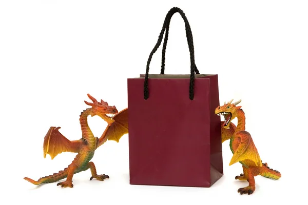 Dois dragões com um saco de compras — Fotografia de Stock