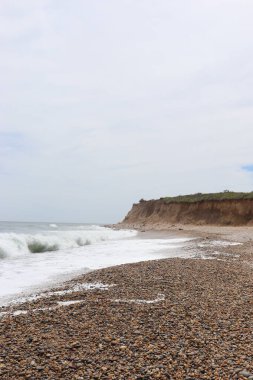 Atlantik Okyanusu kıyısında küçük çakıl taşları, Montauk, New York