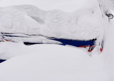 Büyük bir kar tabakasının altındaki araba, kötü hava.