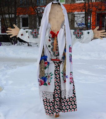 Partide giydirilmiş bebek.