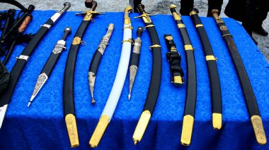 Mavi arka planda keskin silah örnekleri.