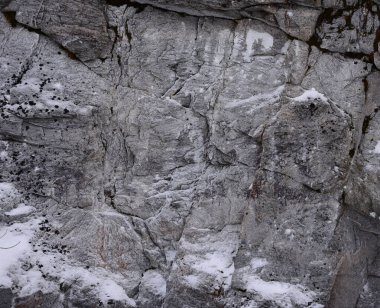 Kışın karla kaplı kaya.