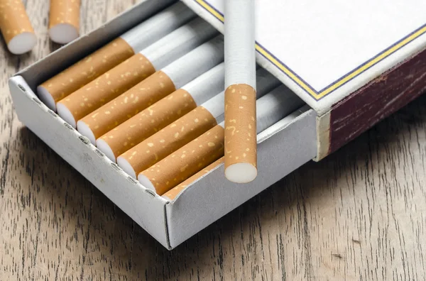 香烟中的火柴盒 — 图库照片