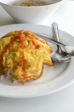 bağdaştırıcı ve beyaz zemin üzerine tel.