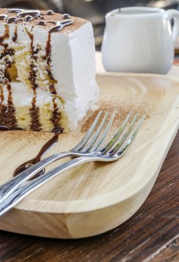 bağdaştırıcı ve beyaz zemin üzerine tel.