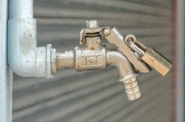  asma kilit ile musluk 