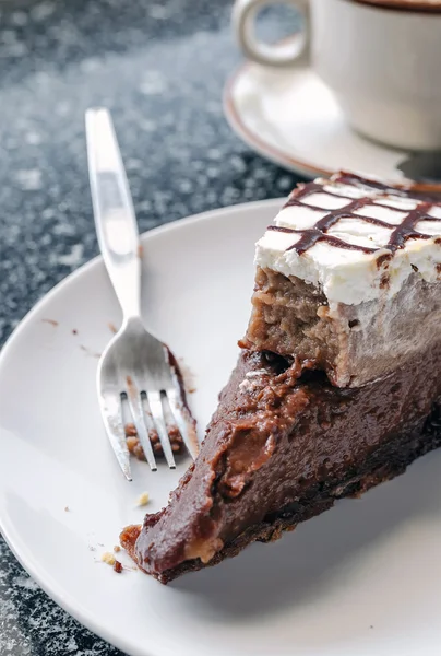 Çikolatalı pasta plaka üzerinde