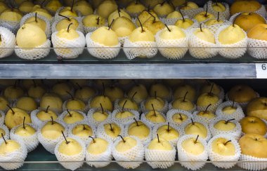 raf üzerinde meyve (armut)