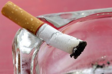 Görünümü kadar yakın Kül tablasında içinde sigara izmariti