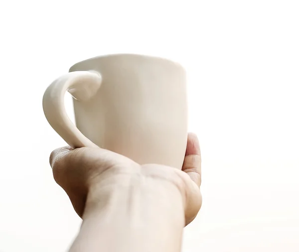 Mann hält weiße Tasse in der Hand — Stockfoto