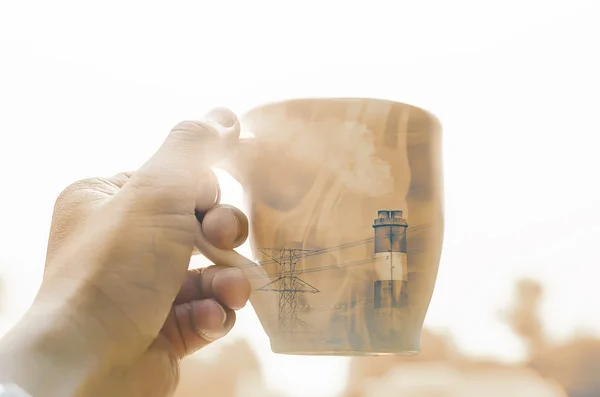 Рука тримає чашку кави — стокове фото