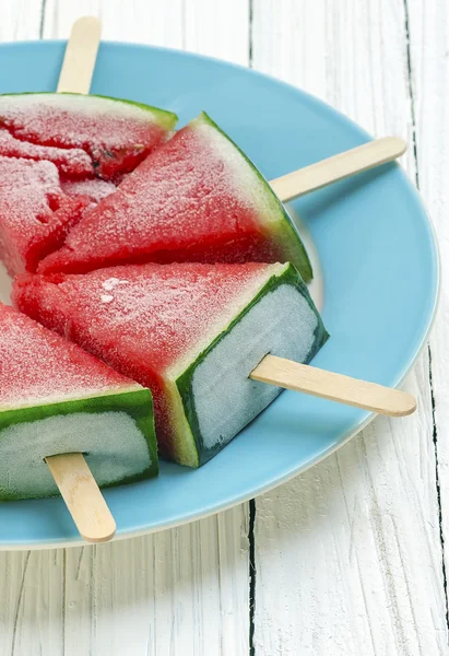 Soğuk karpuz dondurma sopa ile 