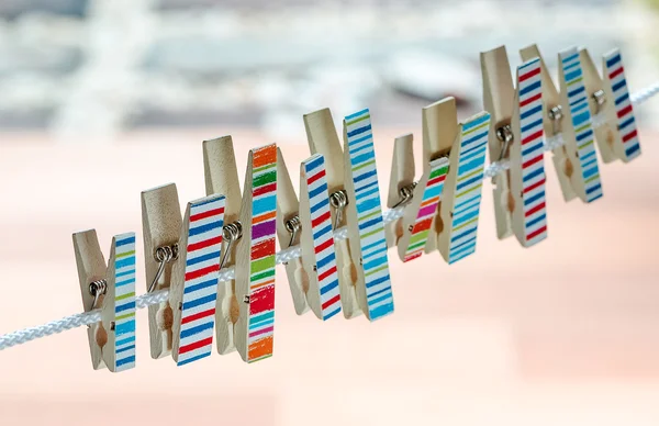 Bir ip üzerinde ahşap clothespins dönüştürün — Stok fotoğraf
