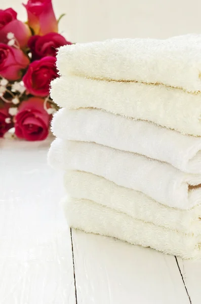 Pila de toallas blancas — Foto de Stock