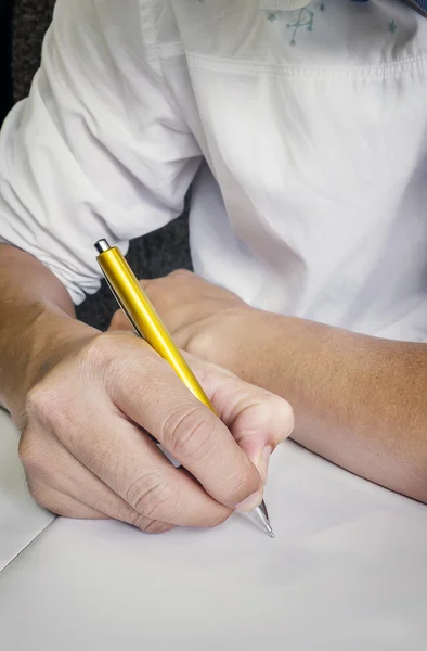 Hand med penna på anteckningsboken — Stockfoto