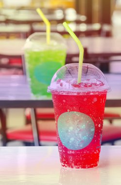 Meşrubat tablo, kırmızı sıcak renk plastik bardak.