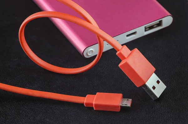 Turuncu renk Usb kablo ve kırmızı açık siyah deri backg banka