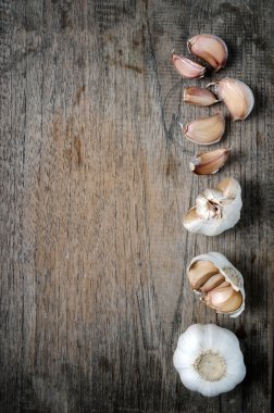 Tahta arka planda sarımsak.