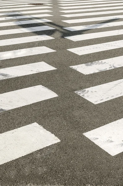 白と黒の横断歩道. — ストック写真