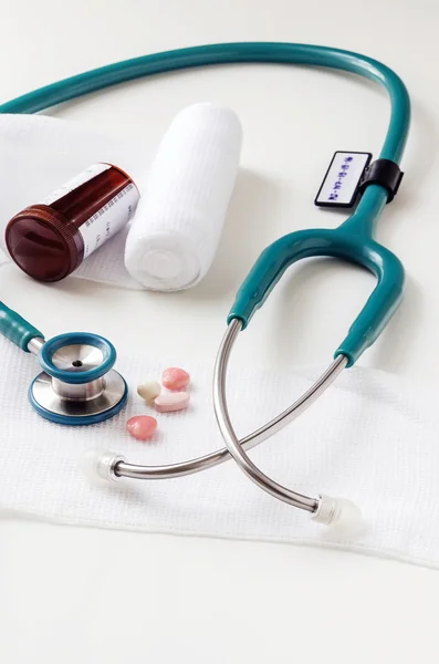 Stetoskop, soyunma ve beyaz zemin üzerine tablet. — Stok fotoğraf