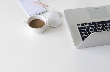 Beyaz masa üstünde laptop 