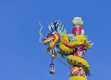  Dragon ve mavi gökyüzü