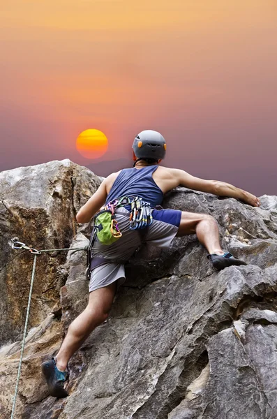 Uomo arrampicata montagna — Foto Stock