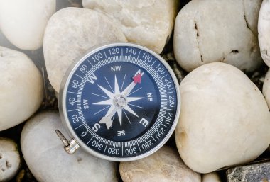 beyaz taş koymak pusula