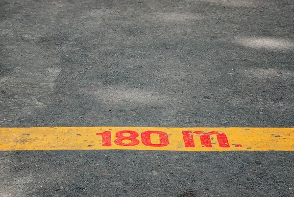 Gele lijn op asfalt achtergrond — Stockfoto