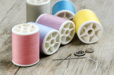 ahşap zemin üzerinde dikiş araçları