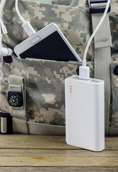 PowerBank och smartphone i påsen — Stockfoto