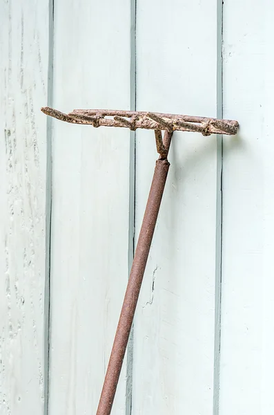 Rastrillo de jardín oxidado — Foto de Stock