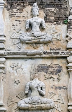 Eski ve kırık heykeli