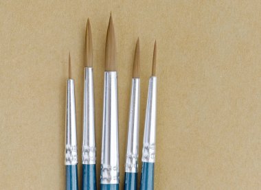 Kahverengi kağıt üzerinde Boya fırçaları