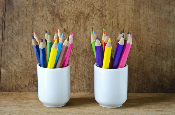 Creioane colorate în ceașcă albă — Fotografie, imagine de stoc