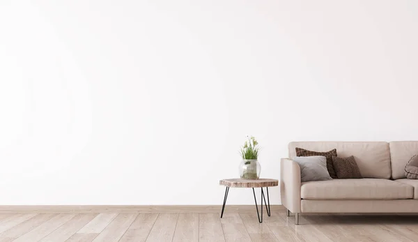 Pared Vacía Sala Estar Moderna Sofá Beige Sobre Fondo Blanco — Foto de Stock