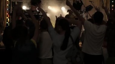 Seyirciler yavaş çekimde el sallıyor. 
