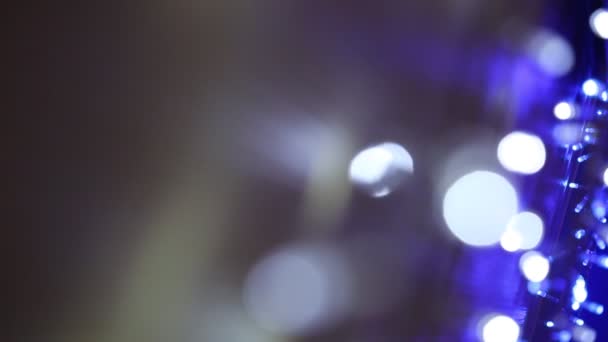 Abstrakcyjne niewyraźne niebieskie i srebrne błyszczące światła żarówki tło — Wideo stockowe