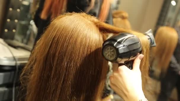 Coiffeur rend les cheveux soufflant sur une tête artificielle — Video