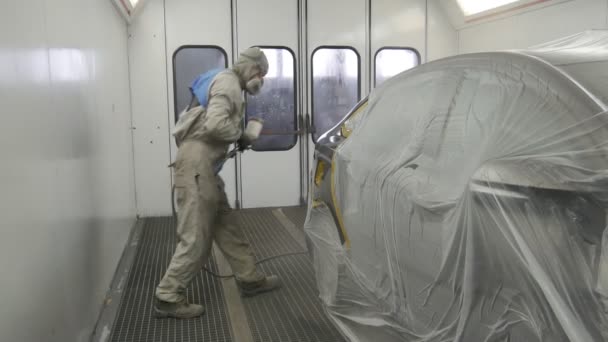 Pintor de coches pinta un coche con barniz — Vídeos de Stock