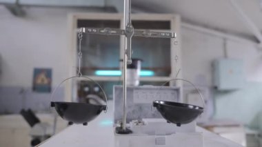 Beyaz arkaplanda eski laboratuvar terazileri