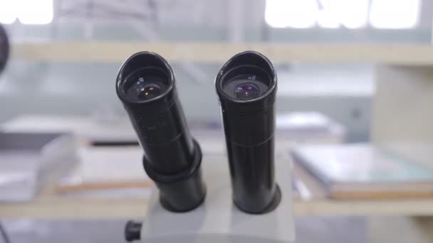 Microscope isolé sur fond blanc, concept de science et de technologie — Video