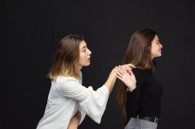 Öfke kavramını tartışan iki kızgın genç kadın.