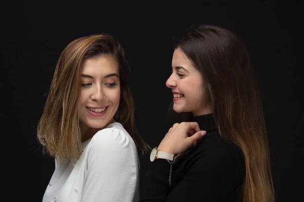 Porträt Zweier Glücklicher Freundinnen Mit Liebevollen Gesten Die Auf Schwarzem — Stockfoto