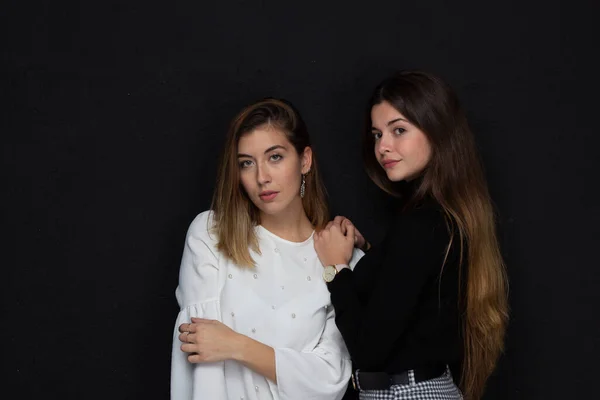 Retrato Dos Amigas Con Gestos Afecto Sobre Fondo Negro — Foto de Stock